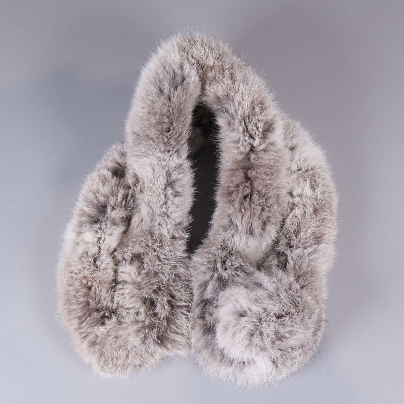 Fuskpälsfodrat halsband format till ögla i närbild