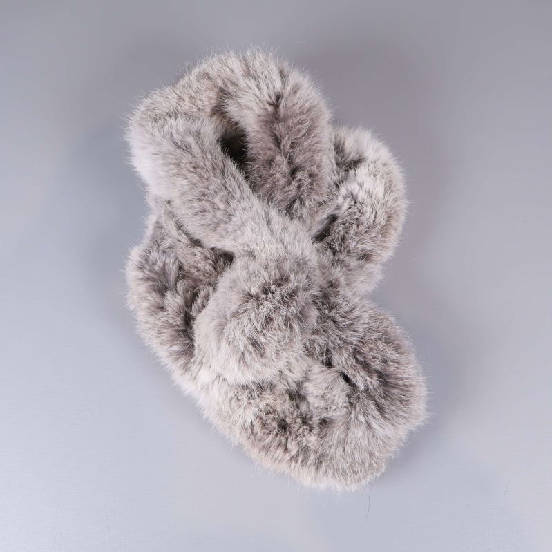 Mjukt halsband i gråbeige fluffig fuskpäls på grå bakgrund