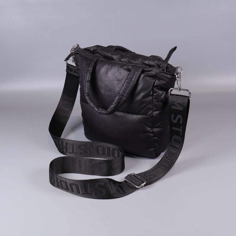 Vadderad svart axelväska med logoband och zip