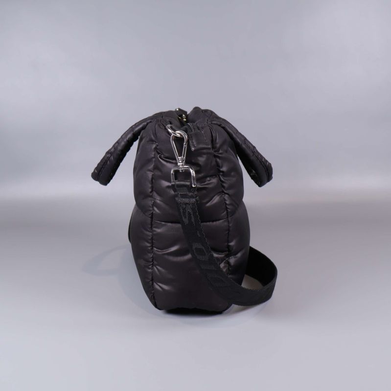 Sidosiluett av svart väska med metallspänne och axelrem