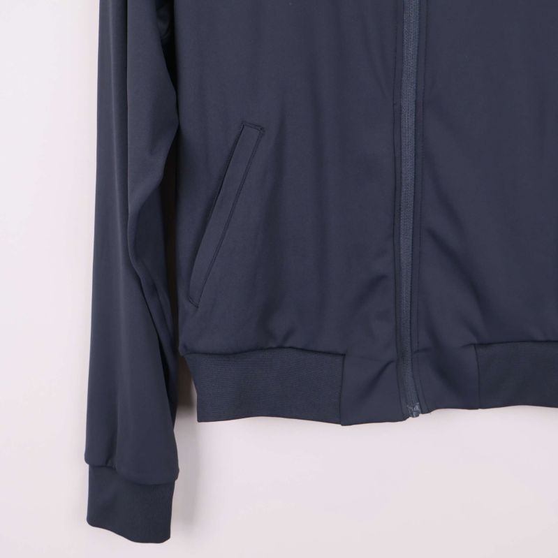 Detaljerad ärmslut och ficka