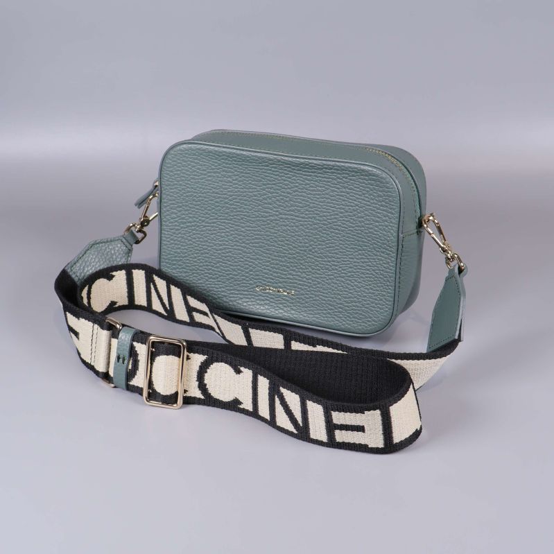 Rektangulär blågrön handväska med svart och beige axelrem