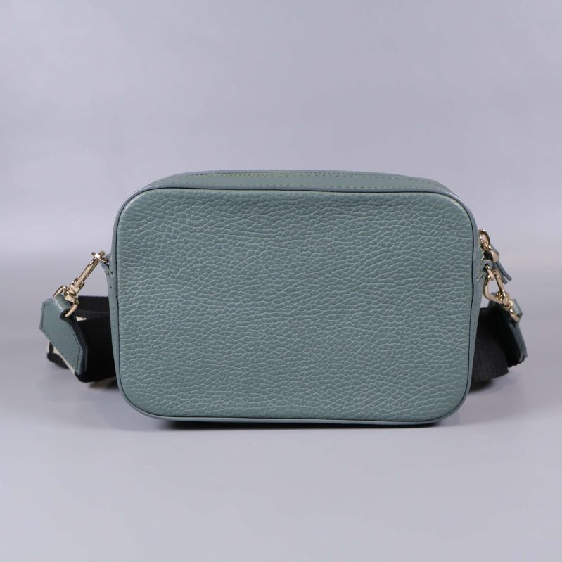 Bakre sidan av blågrön rektangulär handväska