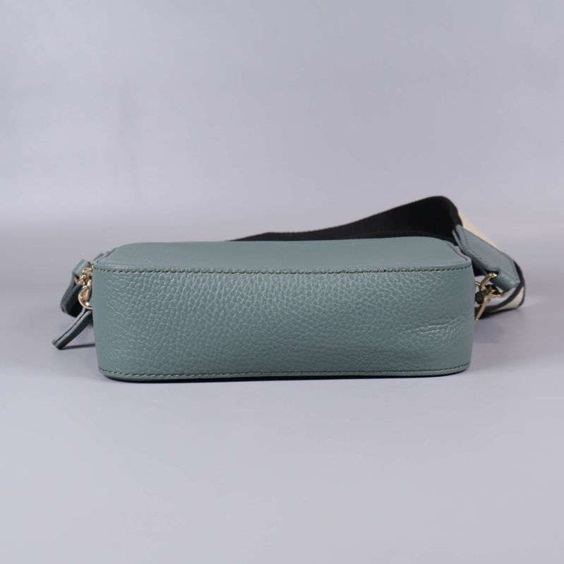 Underifrån av blågrön handväska med struktur