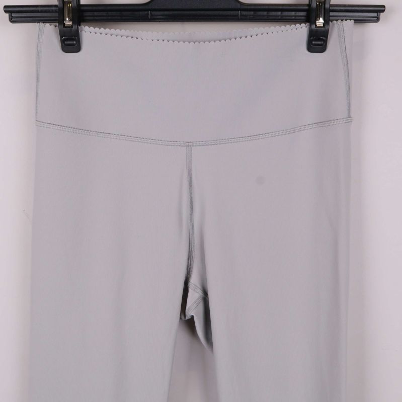 Närbild på hög midja och söm