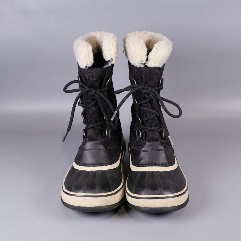 Vinterkängor framifrån med synligt vitt foder och snören