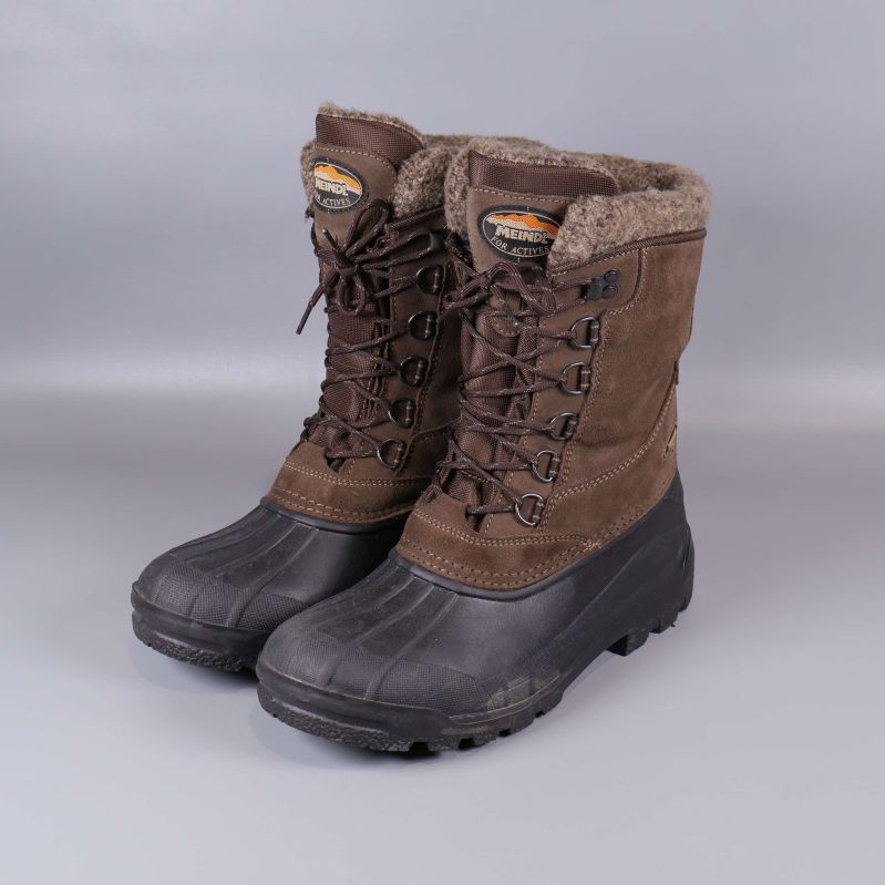 Bruna och svarta vinterstövlar med snörning och foder