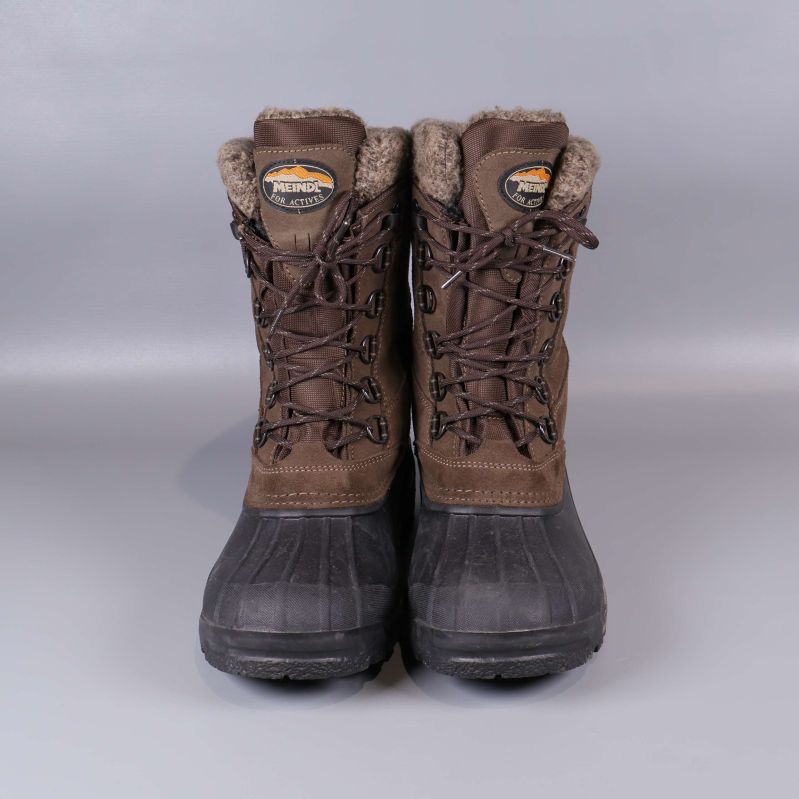 Stövlar framifrån visar snörning och foderkant