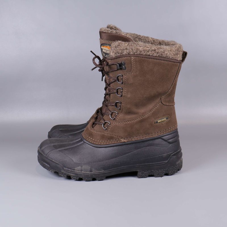 Högerprofil av stövel med synligt brunt ovandel och svart sula