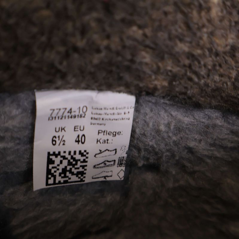 Närbild av innertagg visar storlek och foder