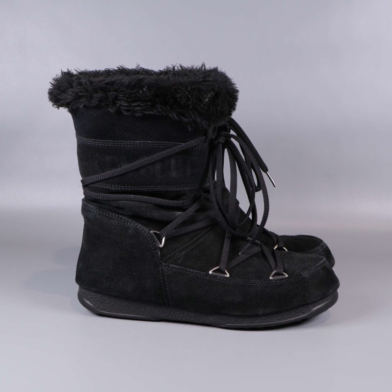 Hela höger sida av svarta vinterboots med snörning