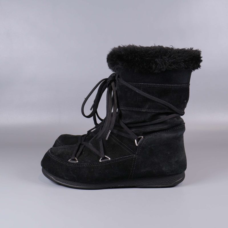 Vänster profil av svarta vinterboots med snörning