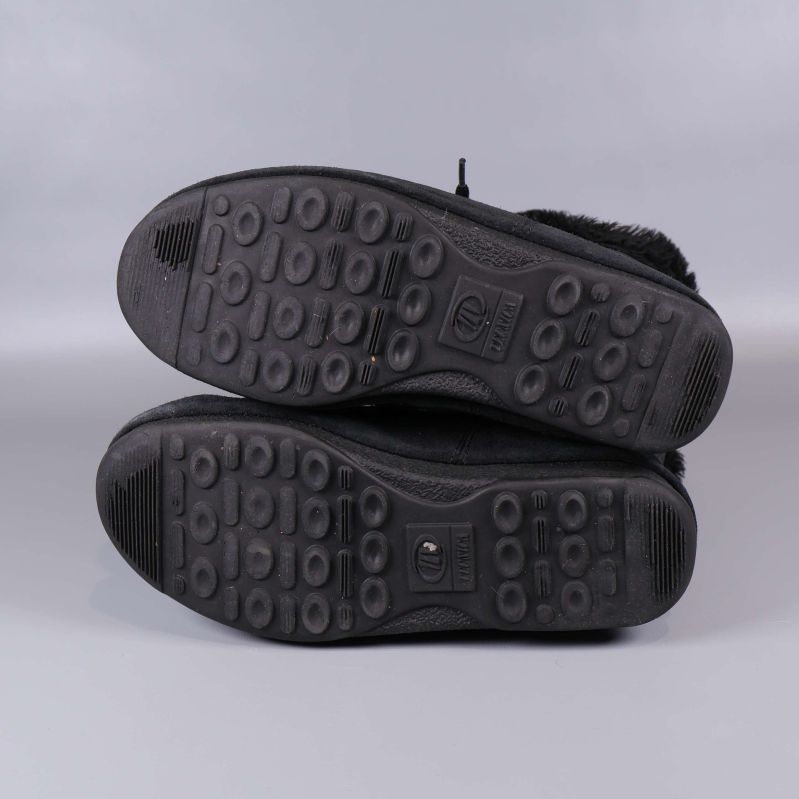 Svarta boots sula med cirkulärt mönster och logotyper