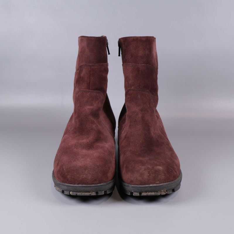 Bruna mockaboots i mocka framifrån med högre skaft