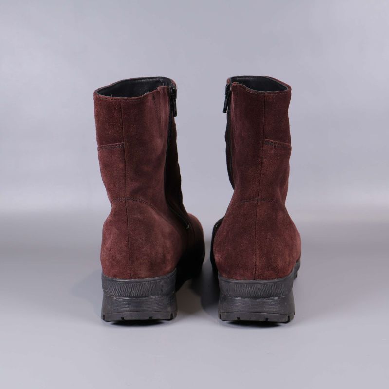 Bruna mockaboots bakifrån visar sula och skaft