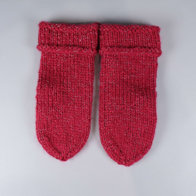 Röda stickade tumvantar visade bakifrån parallellt
