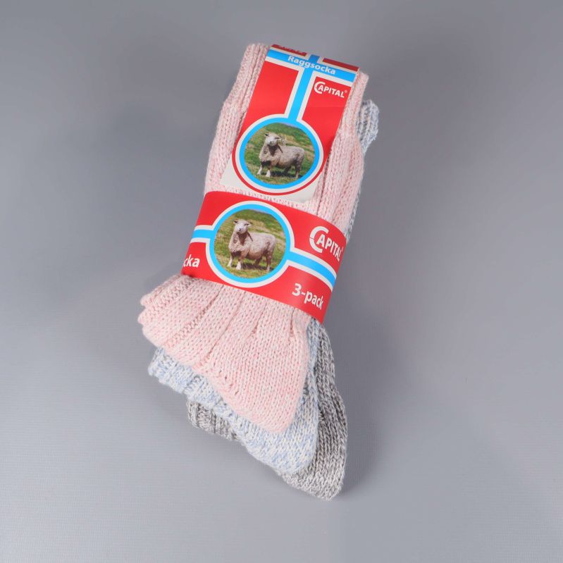 Raggsockor med flerfärgad etikett visar alla tre paren