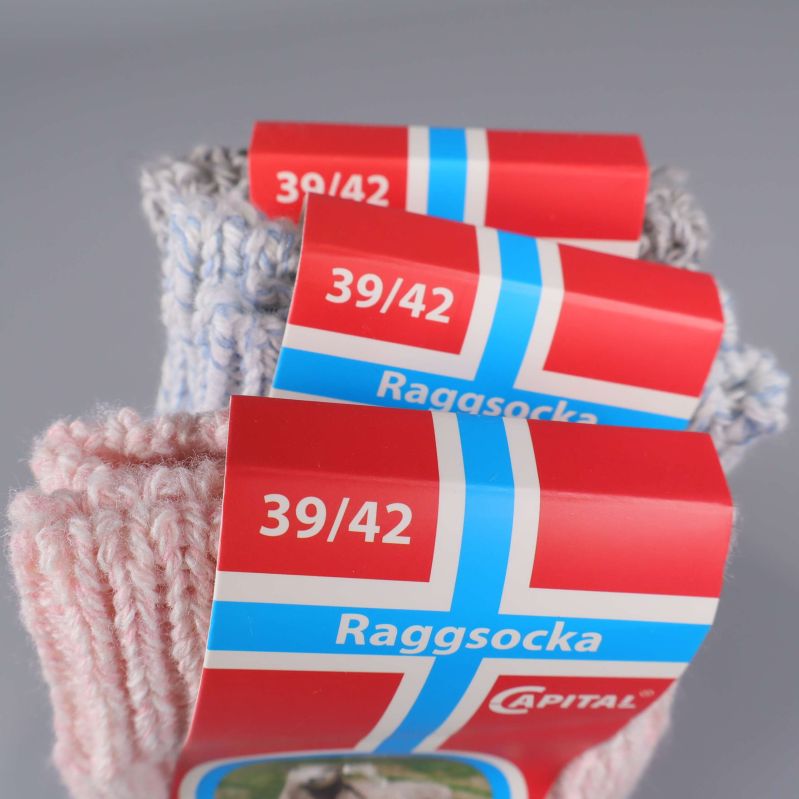 Storleksmärkning 39/42 och texten Raggsocka syns på förpackningen