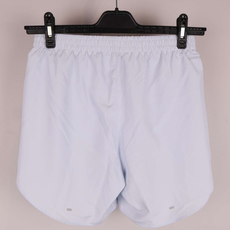 Baksidan av ljusblå träningsshorts visas upphängda