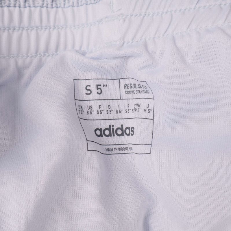 Adidas storleksetikett och produktinformation i shorts