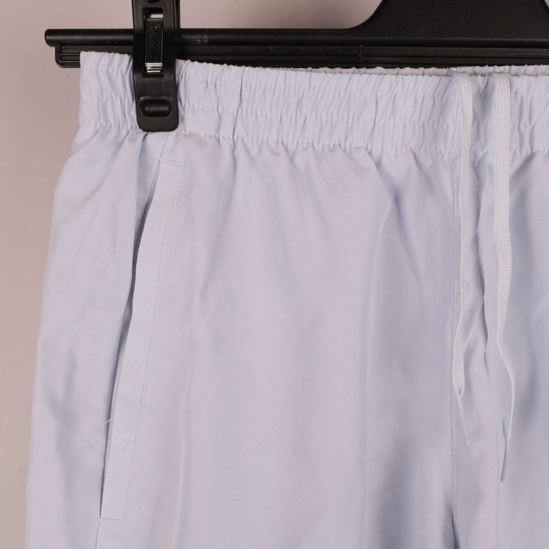 Närbild på midjan och dragsko på träningsshorts