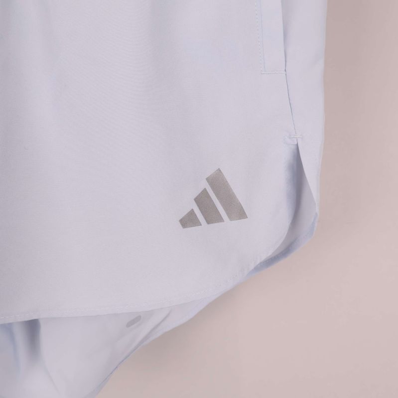 Adidas-logotyp tryckt på nederkanten av shortsen
