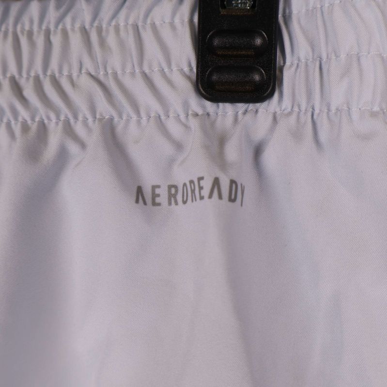 Texten AEROREADY på baksidan nära midjan