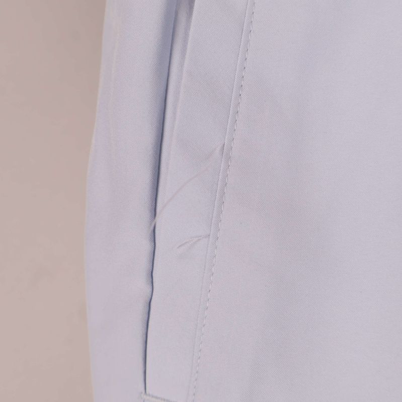 Närbild på fickans söm på sidan av shortsen