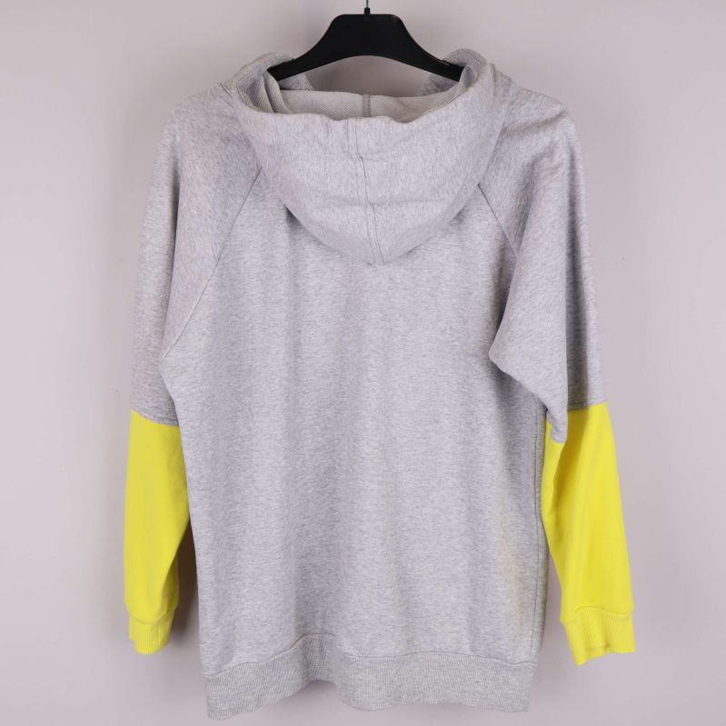 Baksidan av hoodie med gula ärmar och huva