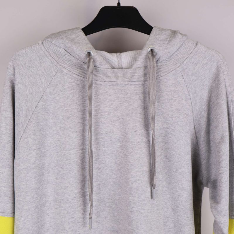 Hoodie med dragsko och raglanärmar i närbild