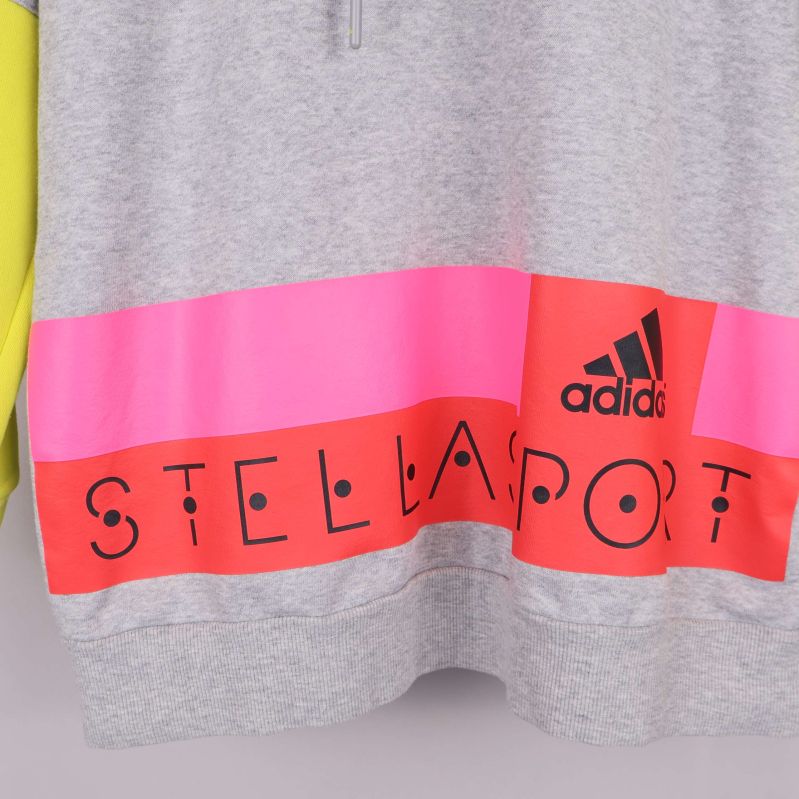 Närbild på adidas STELLASPORT logotyp framtill