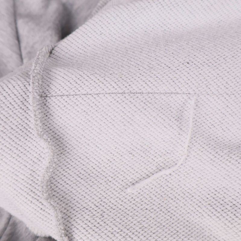 Insida av huva med ljust stickat material