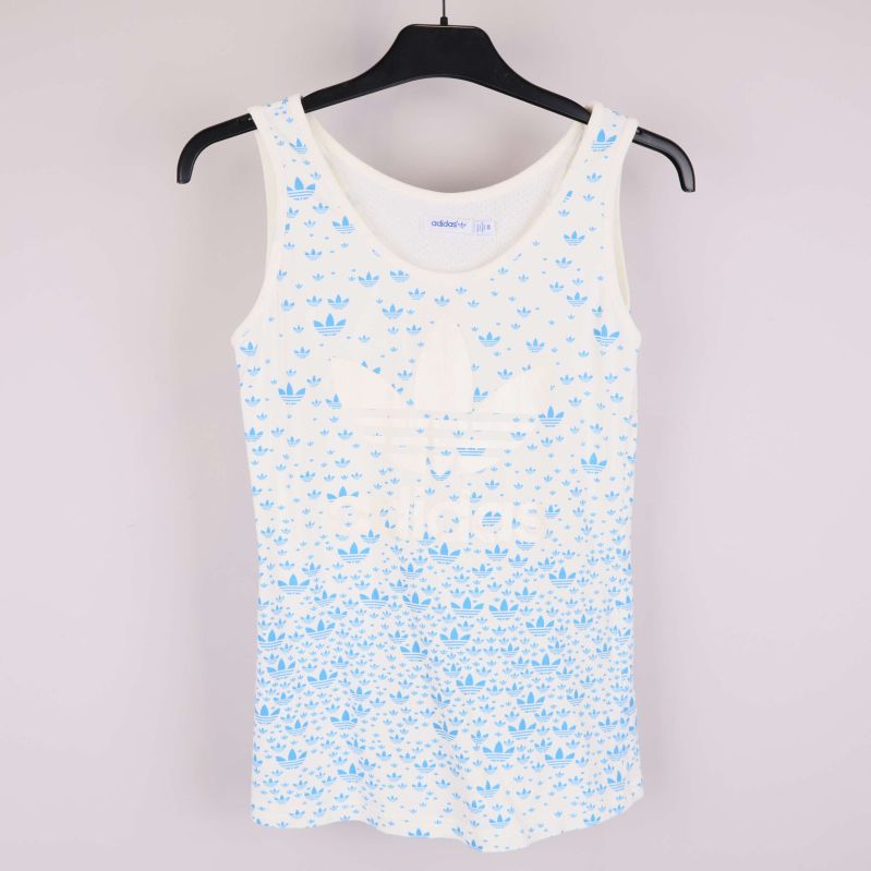 Vitt linne med blått Adidas-mönster och logga