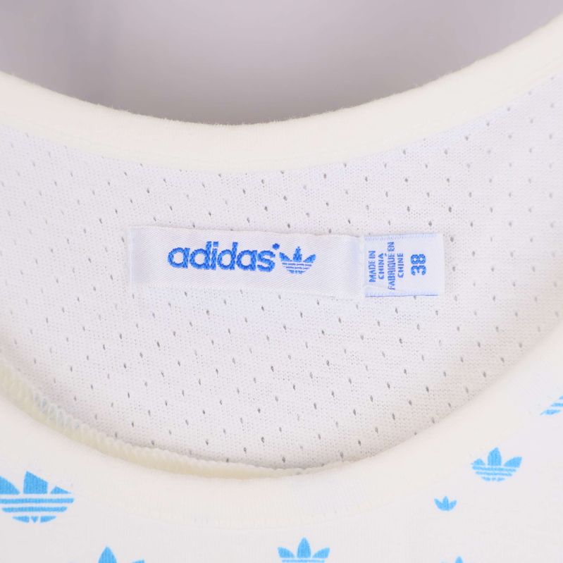 Närbild på Adidas-etikett och storlekslapp i halsringningen