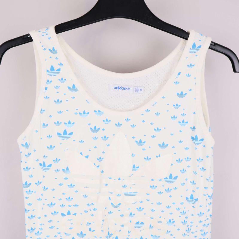 Närbild på bröstet med ton-i-ton Adidas-logo och mönster