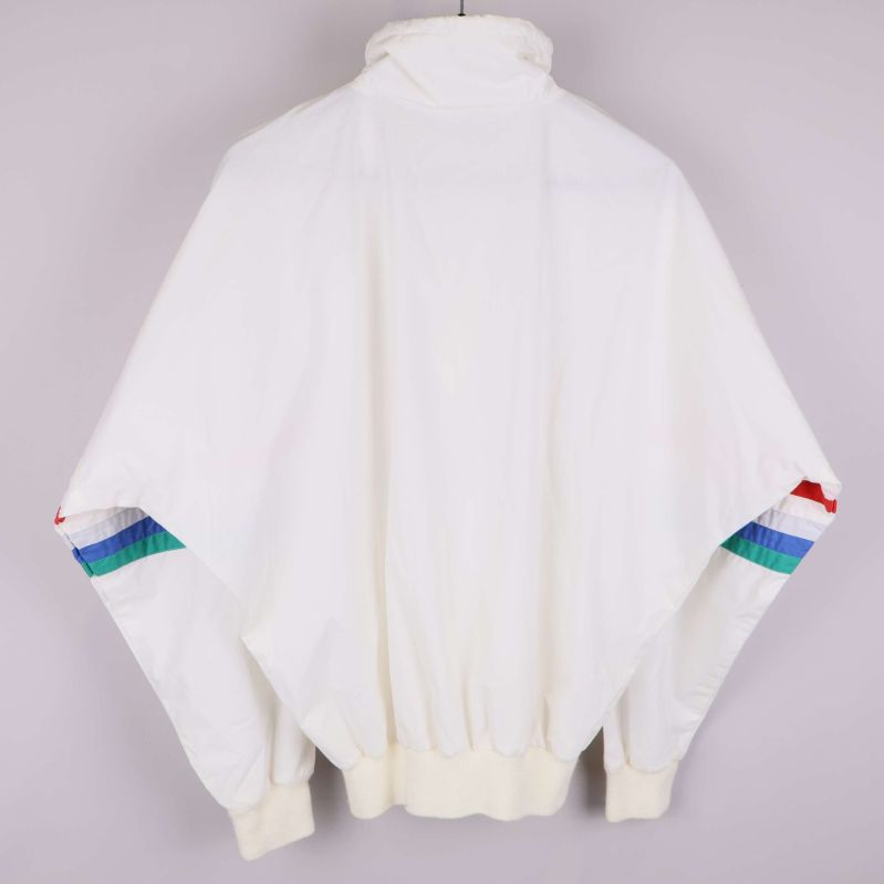 Baksidan på vit jacka med färgglada ränder på ärmarna