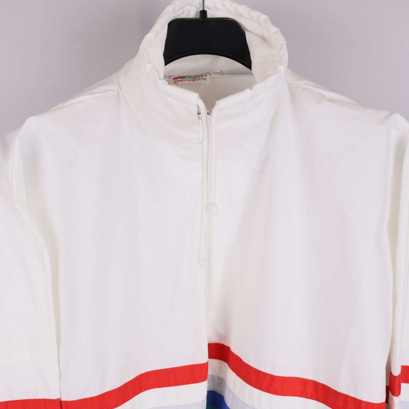 Detaljbild på hög krage och dragkedja framtill på jacka