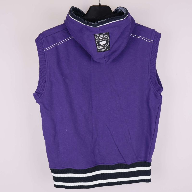 Baksidan av lila hoodie med etikett på huvan