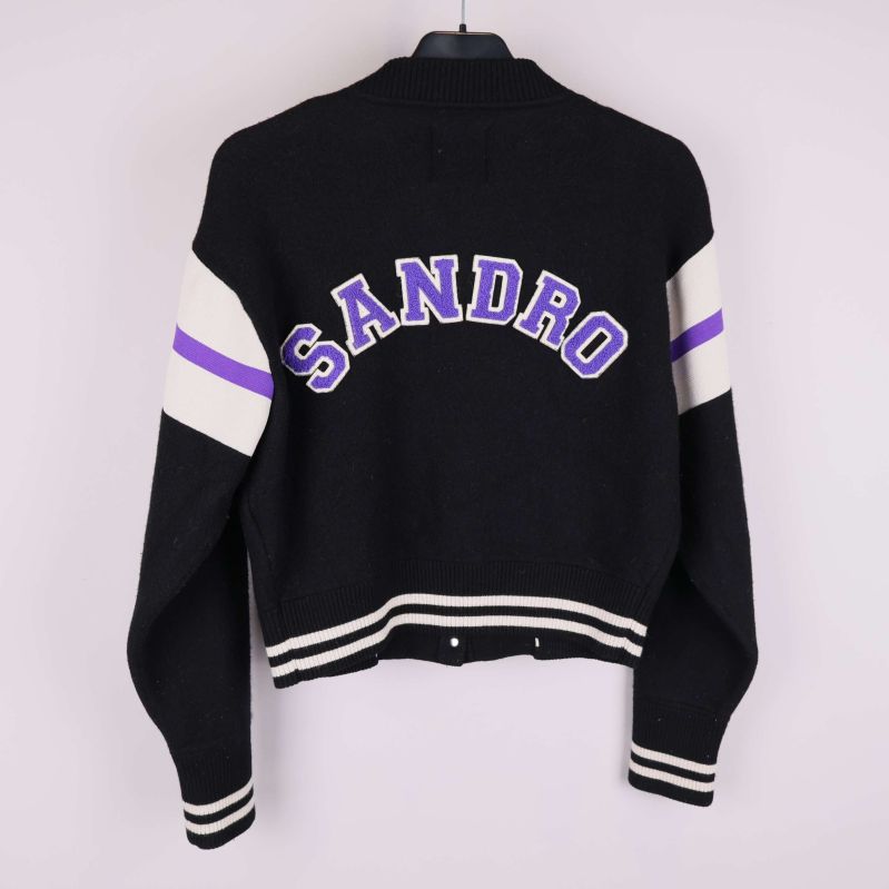 Baksida med stor lila Sandro-brodyr