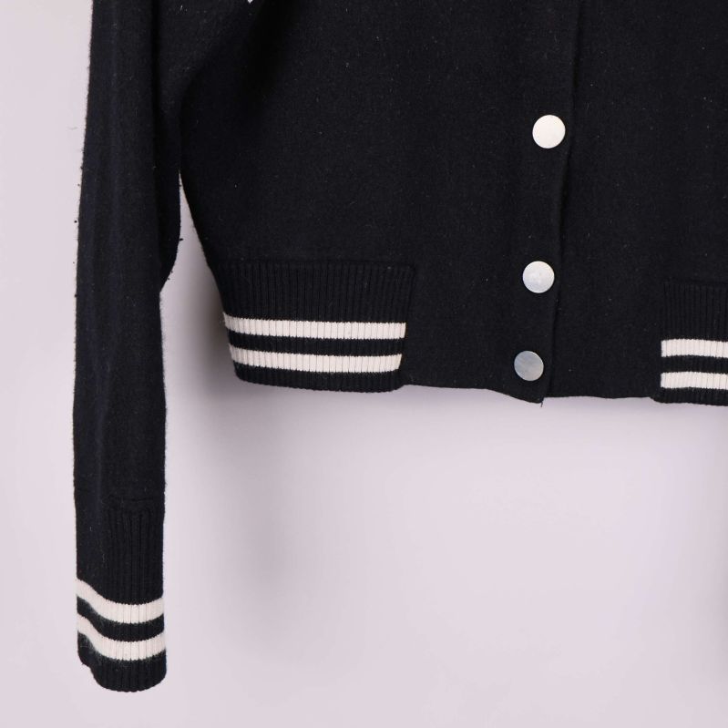 Närbild på randiga muddar och knappar