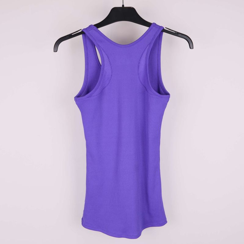 Baksidan av ribbat lila träningslinne med meshdetaljer