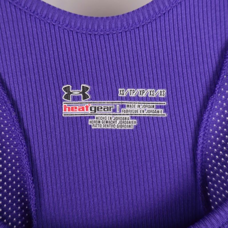 Närbild på etikett Under Armour Heatgear och storleksinformation