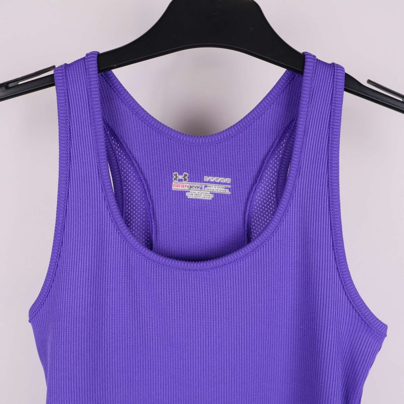 Detaljvisning av halsringning och axel på lila träningslinne