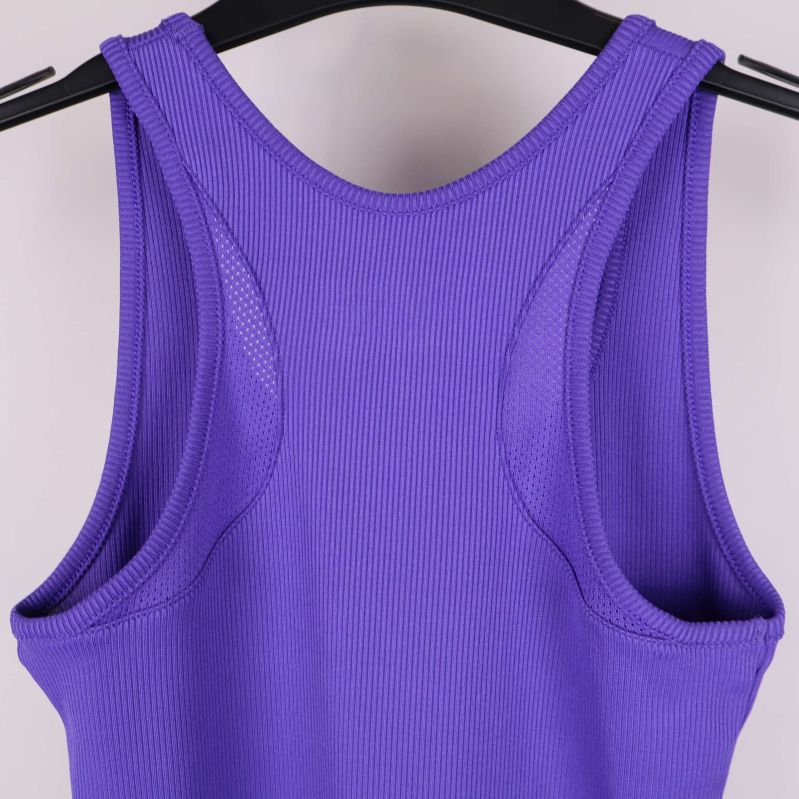 Bakre axelparti med mesh-insida på lila träningslinne