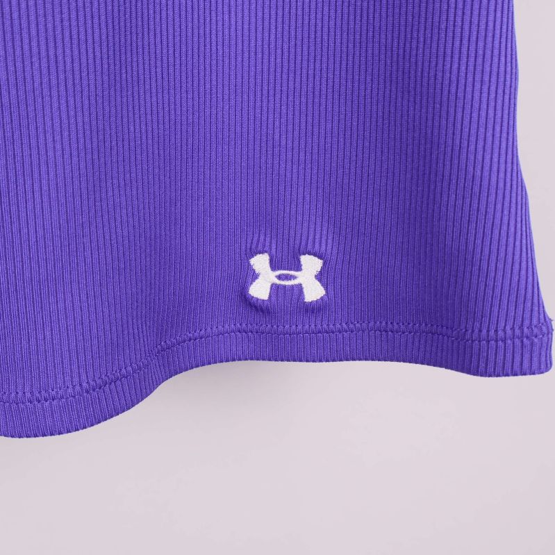Vit Under Armour-logo på nedre vänstra sidan av linnet