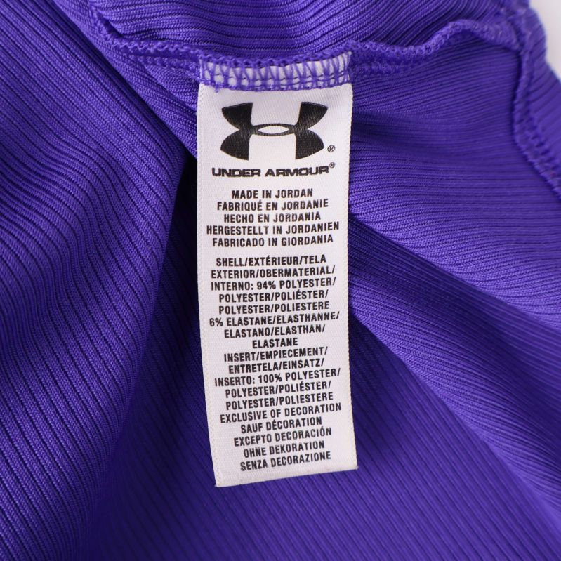 Materialetikett visar 94% polyester och 6% elastan