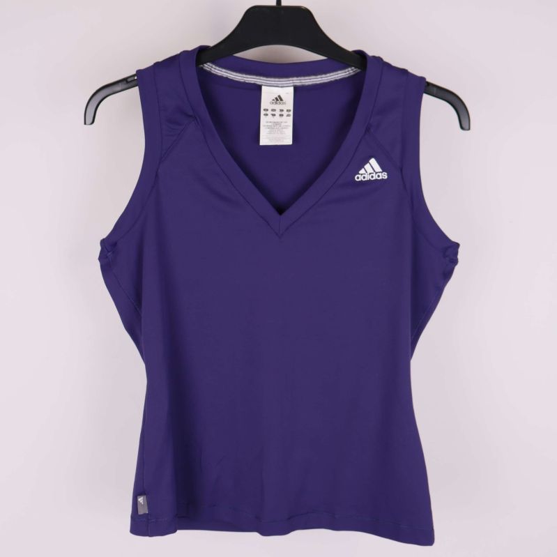 Lila Adidas sportlinne på galge med v-ringning