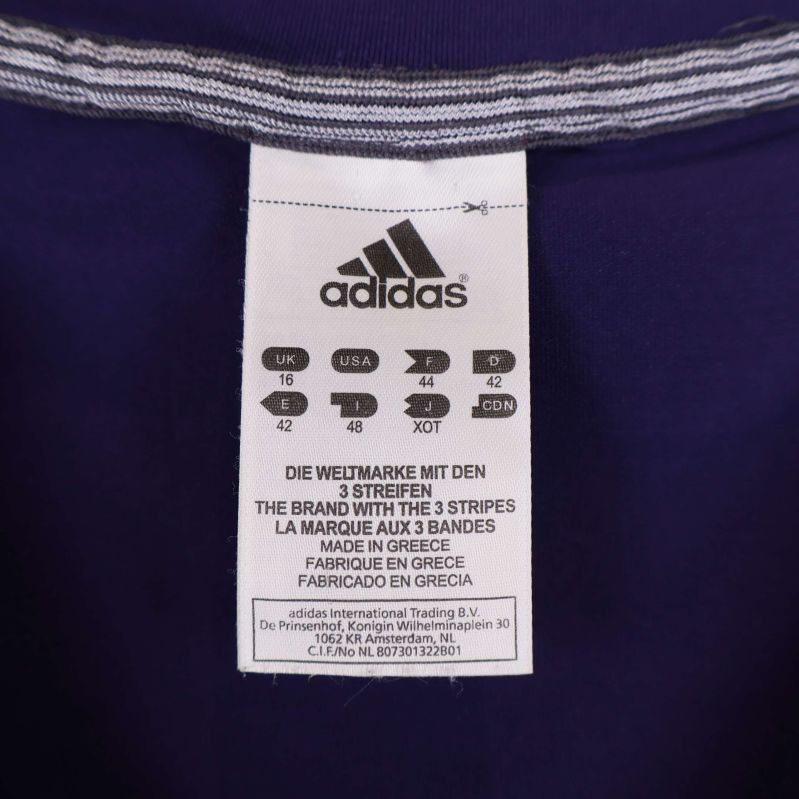 Närbild på Adidas etikett med storleksinformation