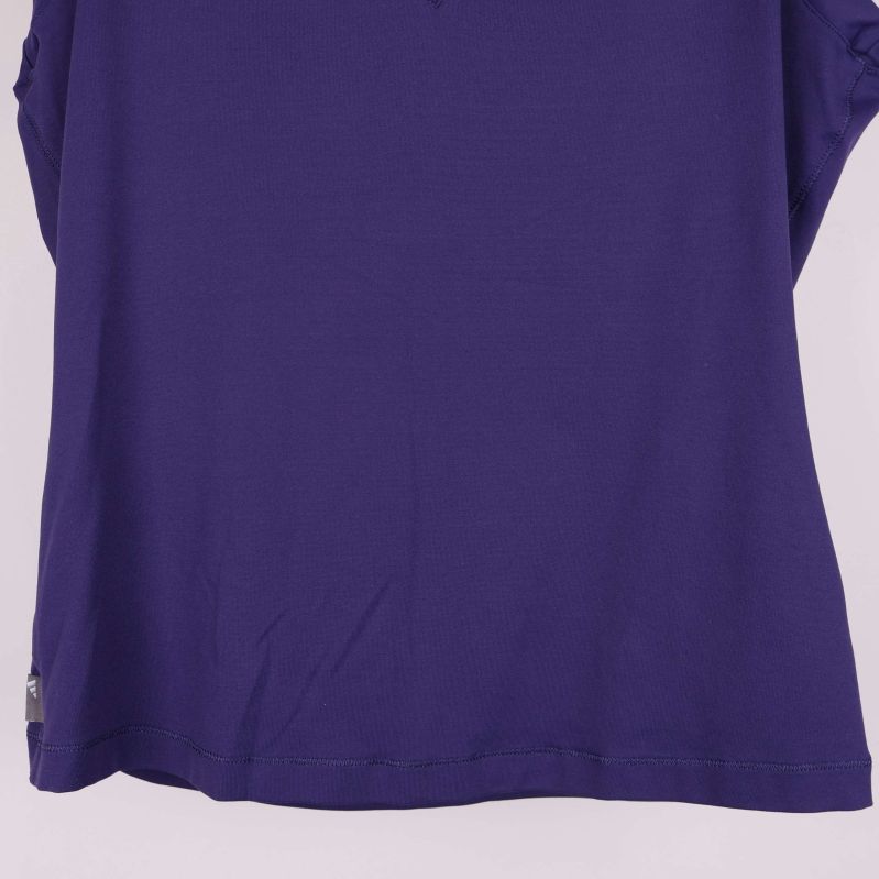 Nederkant på lila linne med Climalite-märke