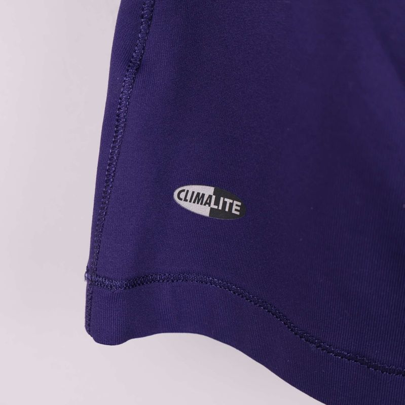 Närbild på Climalite-märket på lila tyg